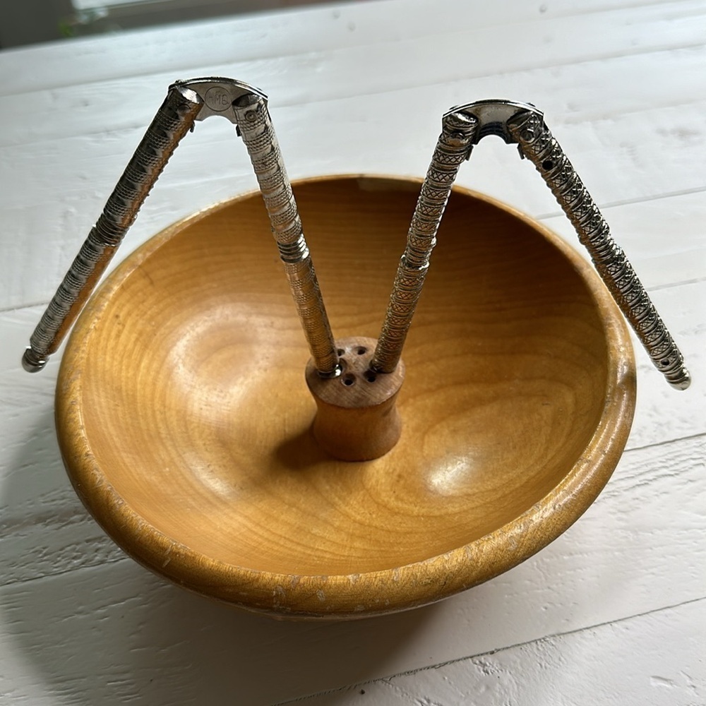 Vintage nutcracker bowl with 2 crackers